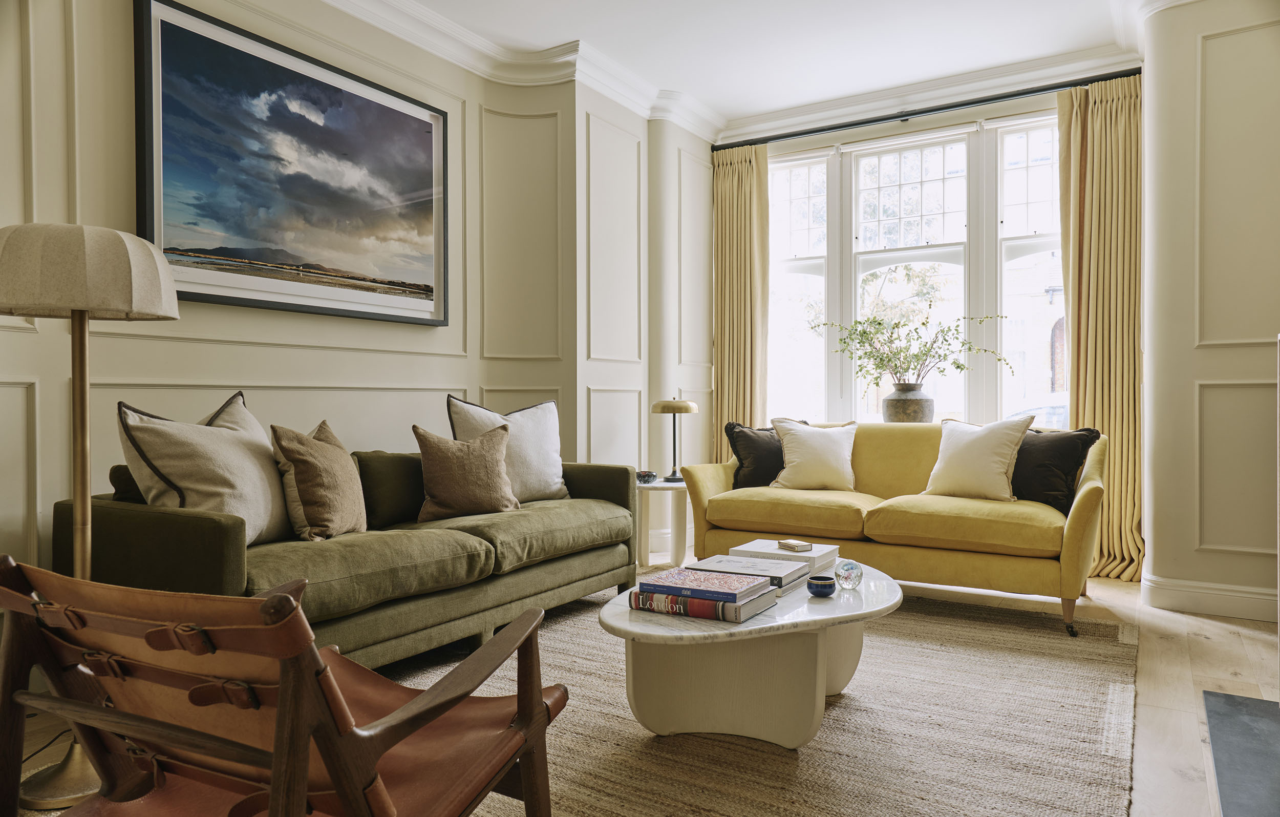 Sitting room with two sofas and a large painting, interior design by Studio Squire