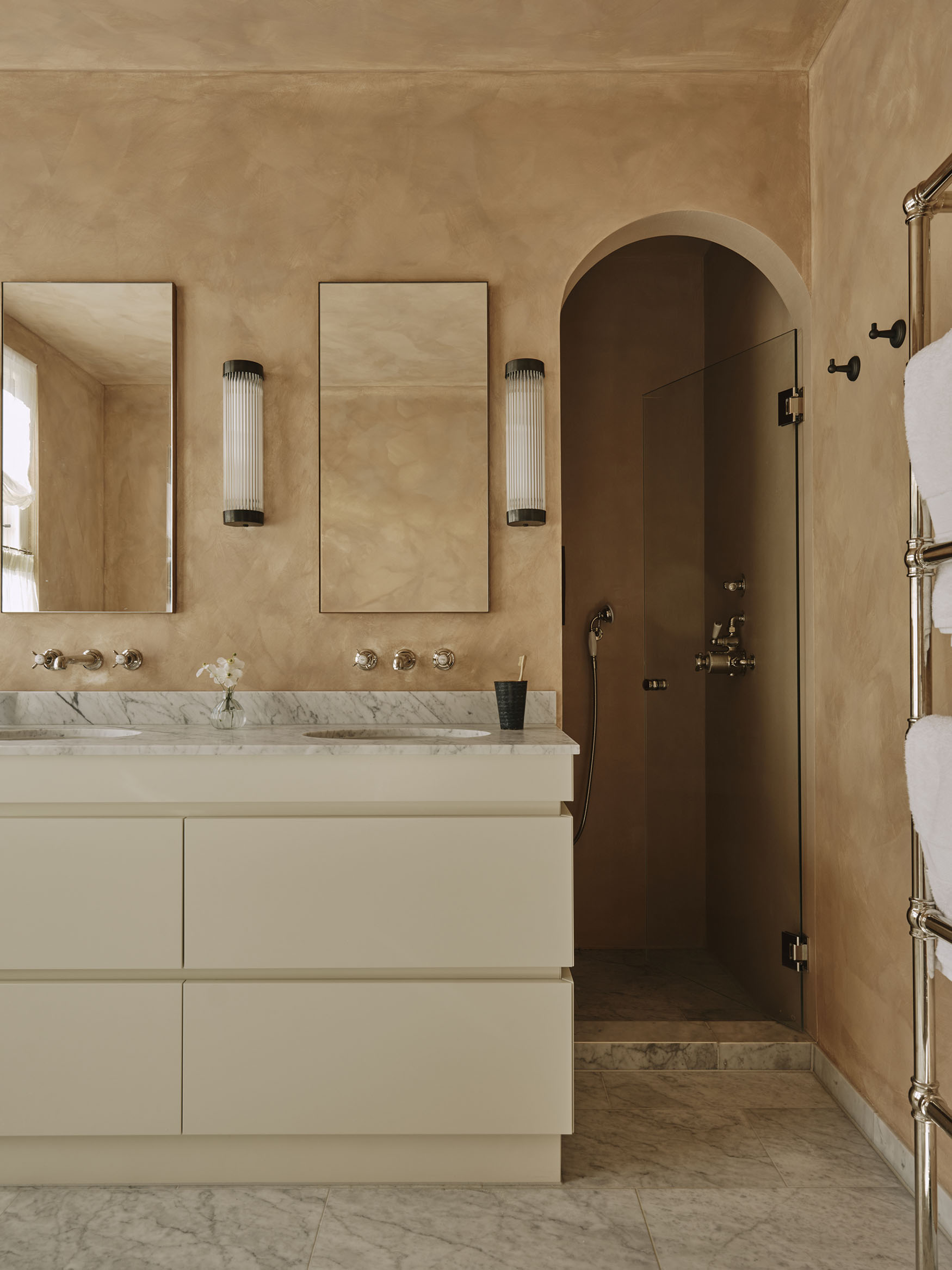 Arched doorway into a shower, interior design by Studio Squire